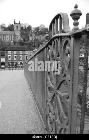 Blick auf den weltweit ersten Eisenbrücke und Geländer in schwarz / weiß Stockfoto