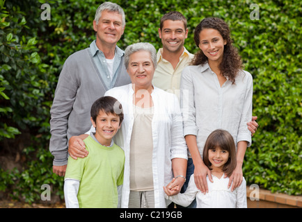 Porträt einer glücklichen Familie schaut in die Kamera im Garten Stockfoto