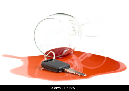 Autoschlüssel in Rotwein - Konzept für nicht trinken und fahren Stockfoto