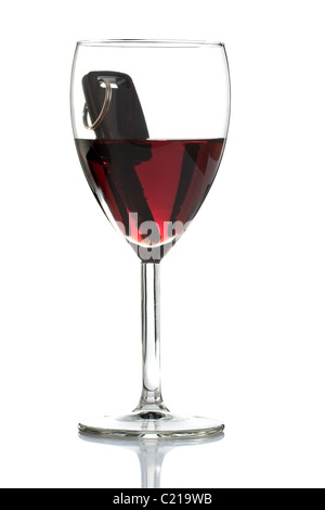 Autoschlüssel in Rotwein - Konzept für nicht trinken und fahren Stockfoto