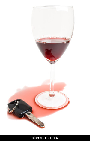 Autoschlüssel in Rotwein - Konzept für nicht trinken und fahren Stockfoto