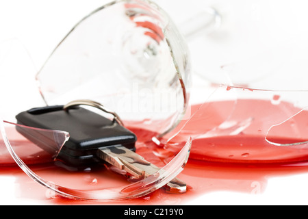Autoschlüssel in Rotwein - Konzept für nicht trinken und fahren Stockfoto