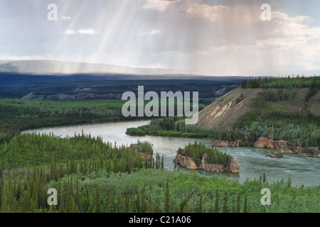 Am Nachmittag Gewitter Rollen über den Yukon River Basin und Five Finger Rapids in der Nähe von Carmacks im Yukon Territory in Kanada. Stockfoto