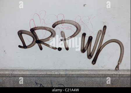 Markieren Sie "Dr. Pwh" auf einer weißen Wand eines Gebäudes im Gärtnerplatzviertel in München Stockfoto