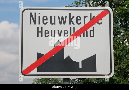 Straßenschild an der Ausfahrt des Nieuwerke sowie eine Änderung der Höchstgeschwindigkeit anzeigt.  Nieuwkerke, West-Flandern, Belgien. Stockfoto