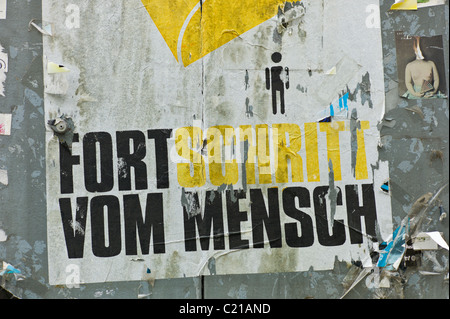 Plakatkunst auf Geld VOM MENSCH zeigt eine kleine Person befindet sich unter einer abstrakten gelben Fuß, Gärternplatzviertel, München Stockfoto