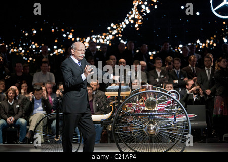 Dr. Dieter Zetsche mit dem Benz Patent-Motorwagen Stockfoto