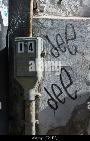 Graffiti an der Wand neben einer elektrischen Verteilung Gerät im Gärtnerplatzviertel in München, Bayern, Deutschland Stockfoto