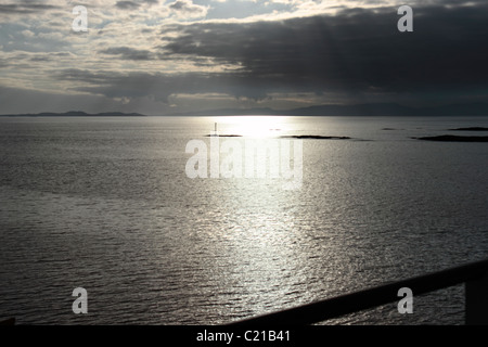 Silber grau Sonnenuntergang über die Isles of Islay und Jura von der Calmac-Fähre Stockfoto