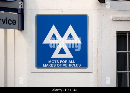 MOT / MOTs Zeichen / Logo in einer Garage, die auch ein Ministerium für Verkehr-Auto und Fahrzeug testen und Tankstelle. Stockfoto