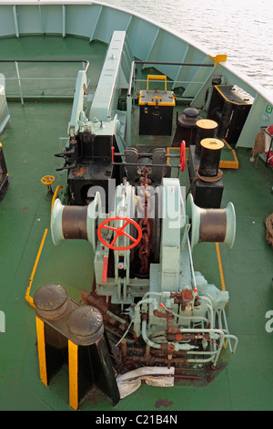 Anker-Winde und festmachen Ankerwinden auf die Kennacraig auf Port Askaig Fähre Stockfoto