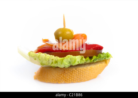 Kleinen Canape von geräuchertem Lachs, Salat, Paprika und Tomate auf ein Stück Baguette. Stockfoto