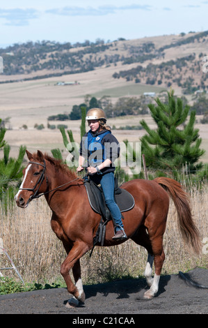 Ein junge Teenager-Mädchen lernen, Reiten in einer Reitschule in Tasmanien Stockfoto