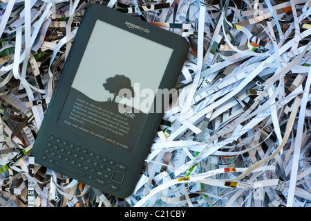 Ein Kindle 3 in einem Nest aus Papierschnitzel Stockfoto