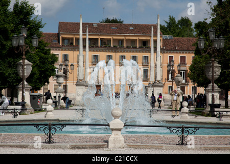 Wasserspiel im Prato Della Valle in Padua. Stockfoto