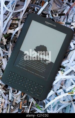 Ein Kindle 3 in einem Nest aus Papierschnitzel Stockfoto