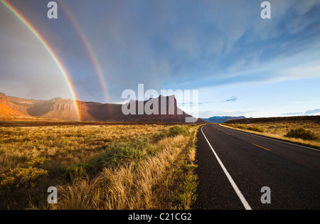 Landstraße 211, Tafelberge und einen Regenbogen in die Wüste des südöstlichen Utah, USA. Stockfoto