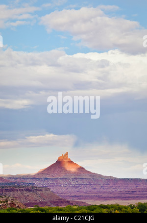 Eine felsige Butte, beleuchtet von einer Welle der Sonne nahe Canyonlands National Park in SE in Utah, USA. Stockfoto