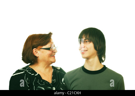 junger Mann umarmt Eldelry Frau. der Mensch im Mittelpunkt. Stockfoto