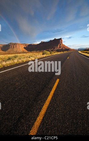 Landstraße 211, Tafelberge und einen Regenbogen in die Wüste des südöstlichen Utah, USA. Stockfoto