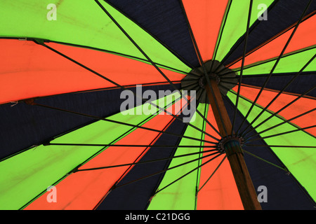 Grün, orange und blau Strand Sonnenschirm Detail von innen Stockfoto