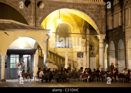 Cafe außerhalb Palazzo della Ragione in Piazza Delle Erbe in der Nacht in Padua Italien. Stockfoto