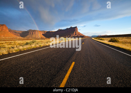 Landstraße 211, Tafelberge und einen Regenbogen in die Wüste des südöstlichen Utah, USA. Stockfoto