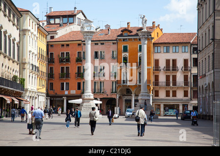 Piazza dei Signori mit den Spalten der Löwe von San Marco und der Erlöser im Herzen des historischen Vicenza-Italien. Stockfoto