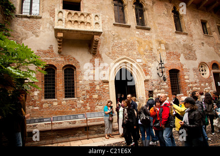 Touristen versammeln sich unter dem Balkon und Haus der Julia (Casa di Giulietta) in Verona Italien. Stockfoto