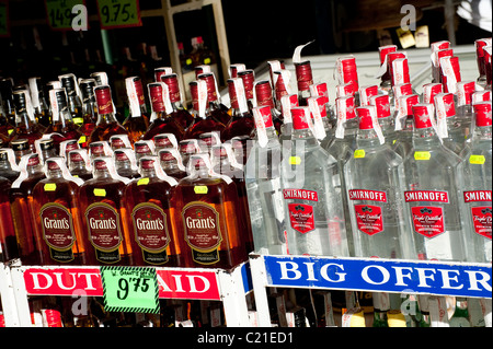 Flaschen Whisky Zuschüsse und Smirnoff Vodka für den Verkauf in einem Geschäft in Alcudia, Spanien. Stockfoto