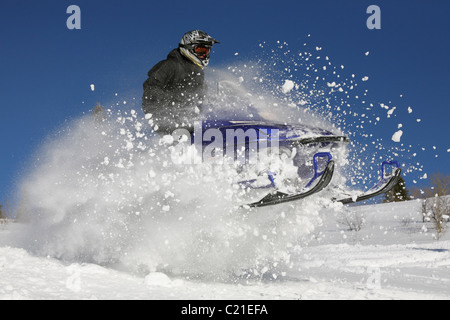 Schneemobil Reiter springen durch Schnee Stockfoto