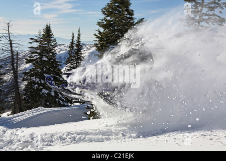 Mann und schnelle Action Snowmobil springen Stockfoto