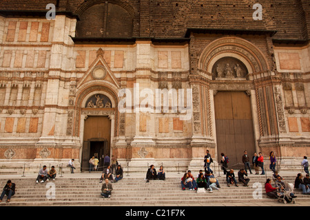 Kundenansturm auf den Stufen der Basilica di San Petronio in Bologna-Italien. Stockfoto