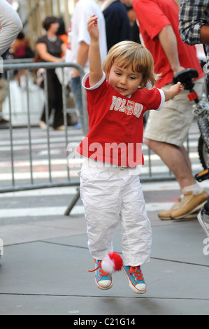 Atmosphäre der 72nd jährlichen Pulaski Day Parade statt auf 5th Avenue New York City, USA - 04.10.09 Stockfoto