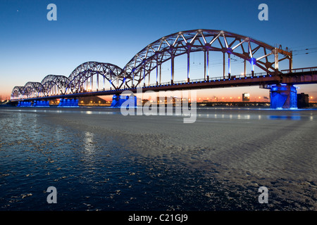 Eisenbahnbrücke in der Nacht im winter Stockfoto