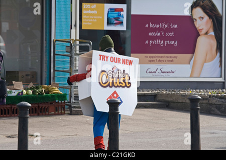 Ein Sandwich Board Mann in ein Spiderman Kostüm gekleidet. Eine erniedrigende Arbeit Stockfoto