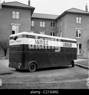 England der 1950er Jahre. Mobile Bibliothek von Battersea Borough Council vor einem Wohnblock in diesem Bild durch J Allan Cash geführt. Stockfoto