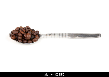 Löffel mit Kaffeebohnen isoliert auf weißem Hintergrund Stockfoto