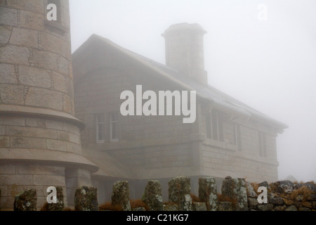 Alte Light House Cottage, neben dem alten Leuchtturm durch dicke Nebel auf Lundy Island, Devon, England UK im März umgeben Stockfoto