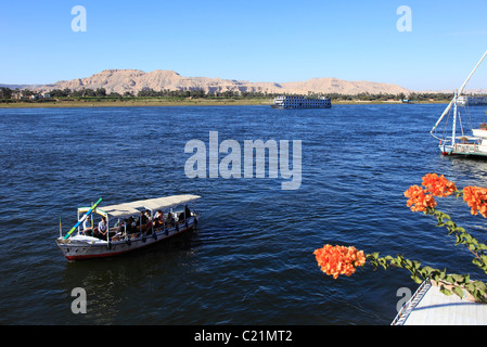 Motorboot und Kreuzfahrt-shp am Nil in Luxor, Ägypten. Stockfoto