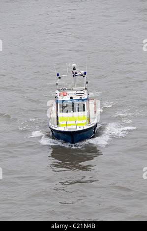 ein Polizeiboot auf der Themse in london Stockfoto