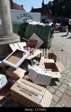 Müll und Boxen vom Markthändler verworfen Stockfoto