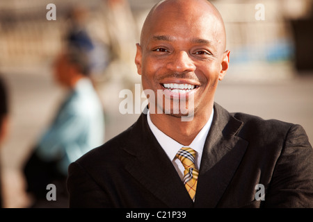 Ein Porträt des einen Afro-Amerikaner Geschäftsmann im freien Stockfoto