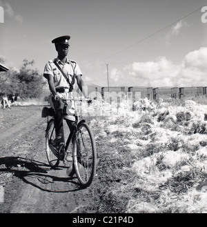 Tunesien, 1950er Jahre. Tunesien, 1950er Jahre. Native tunesischen Polizist Radfahren, auf diesem historischen Foto von J Allan Cash. Stockfoto