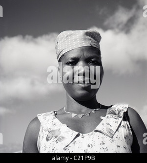 Tunesien, 1950er Jahre. Porträt des jungen weiblichen Baumwolle oder Textil Arbeiter, Tunesien, Nordafrika. Eine Fotografie von J Allan Cash. Stockfoto