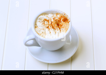 Tasse Cappuccino mit Sahne und Muskat Stockfoto