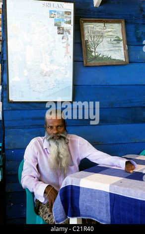 Sri Lanka Unawatuna, lokale Mann im Café. Stockfoto