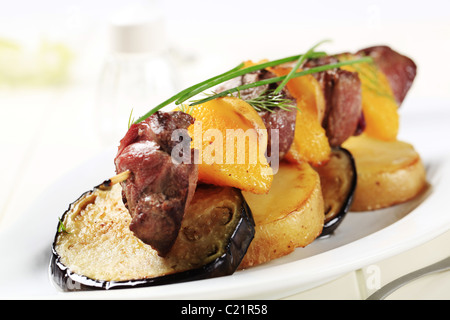 Rindfleisch-Schaschlik auf Scheiben gerösteten Kartoffeln und Auberginen Stockfoto