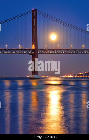 Portugal, Lissabon: Ponte 25 de Abril über Tejo mit Vollmond Stockfoto