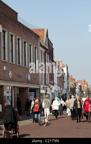 Einkaufen in Norden Straße chichester Stockfoto